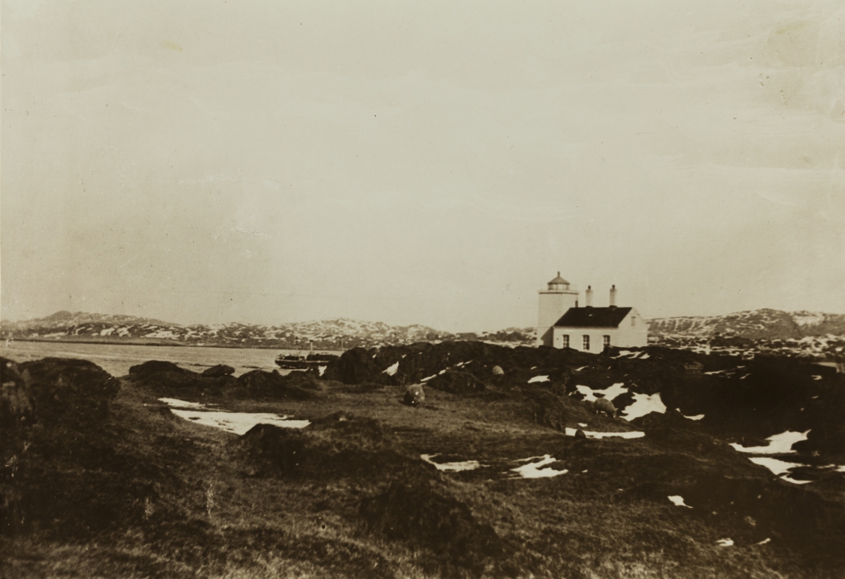 Omegnen III - Tonjer fyr sett mot nordøst ca.1900. I bakgrunnen "Kvalen".