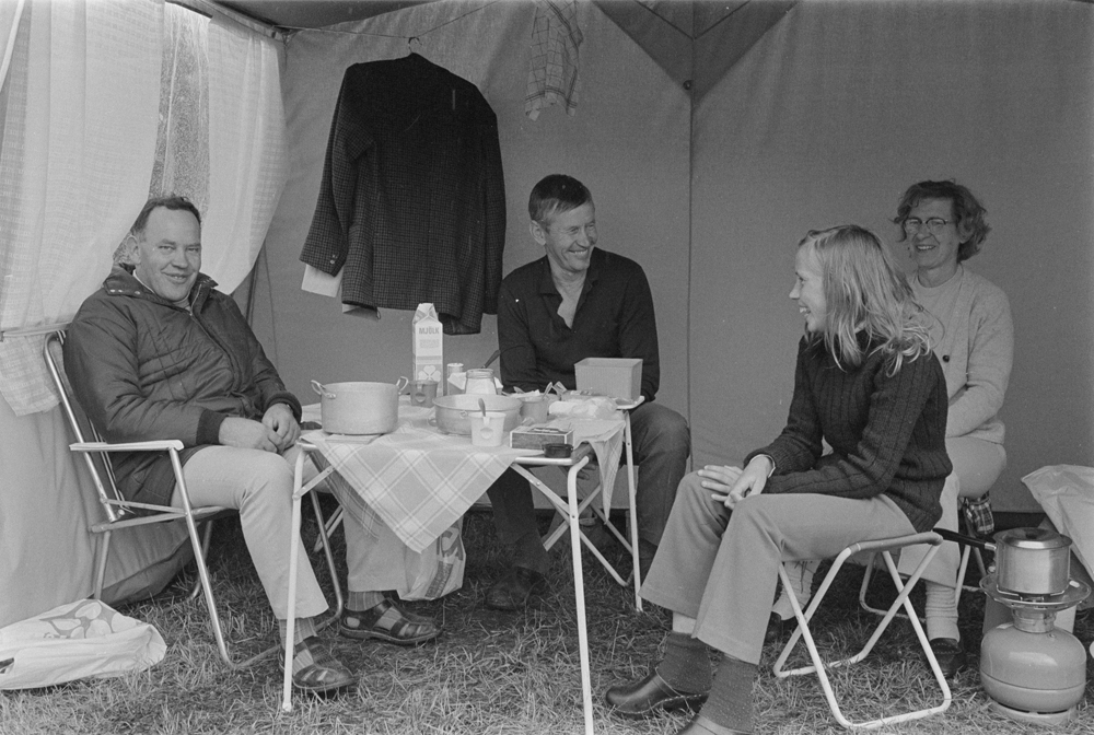 Svenske campingturister sittende i telt.