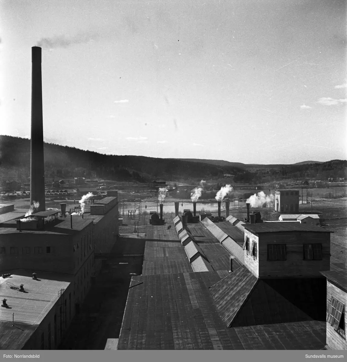 Bildserie från Östrandsfabriken, bland annat barktrummor och transportband.