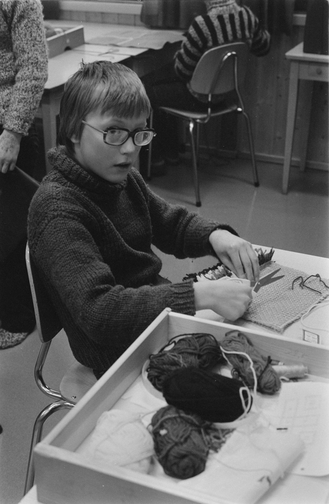 Bleikvassli skole Januar 1978. 
Skoleelev, tekstilforming.