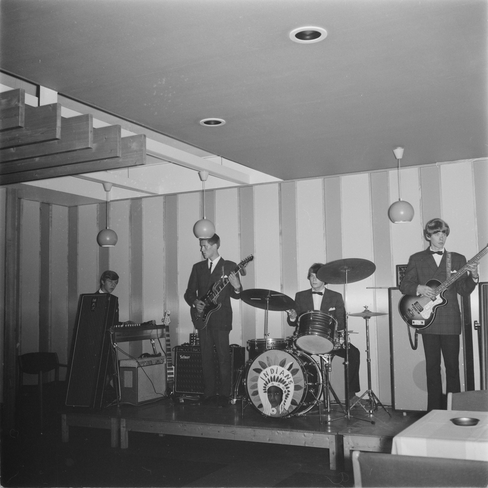 Poporkesteret Indians spiller på kafeen Hjørnet, som lå i Fru Haugans hotell. Fra venstre Arnt Forsmo, Anders Ludvigsen, Tore Lading og Eilif Tovås.