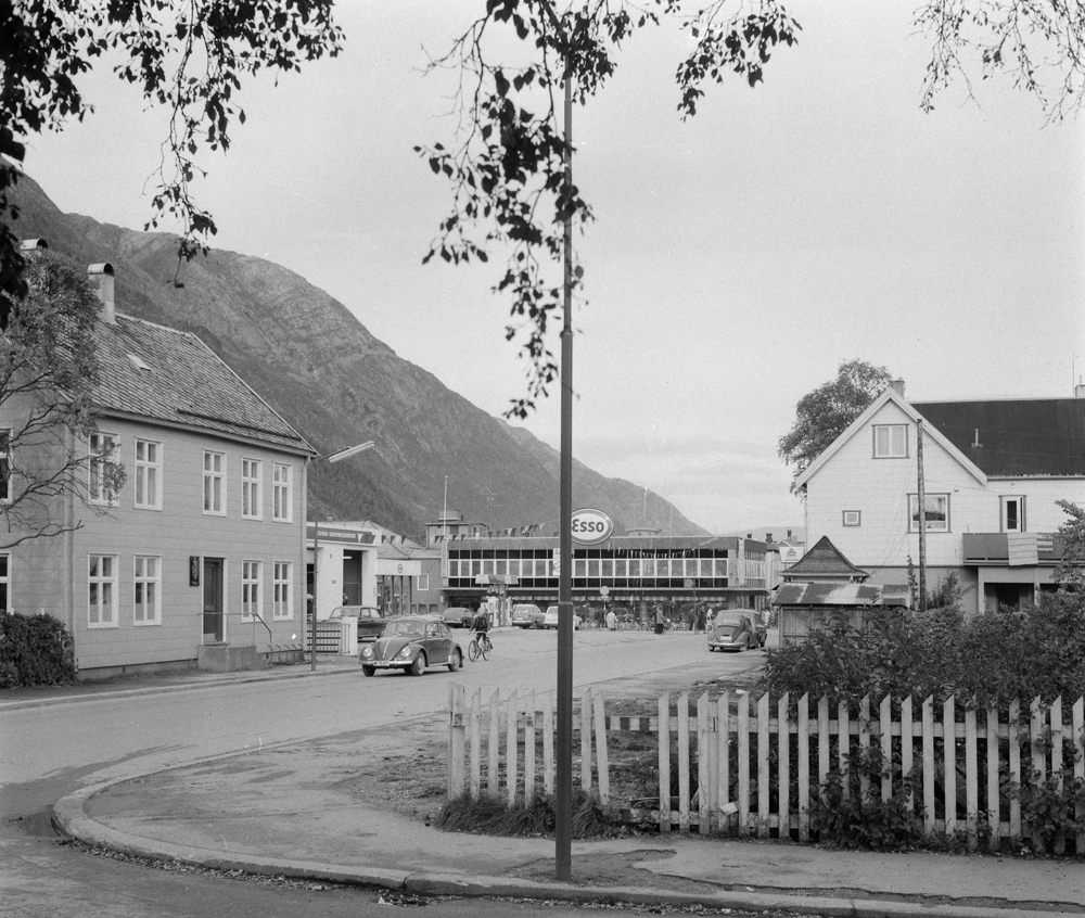 Krysset Strandgata/Ferarnleysgt. Tollbua til venstre på bildet. Esso bensinstasjon, Samvirkelaget, Lydiakiosken.Tomta Strandgata 32 til høyre. Bildet sannsynligvis tatt i forbindelse med utbygginga av denne.