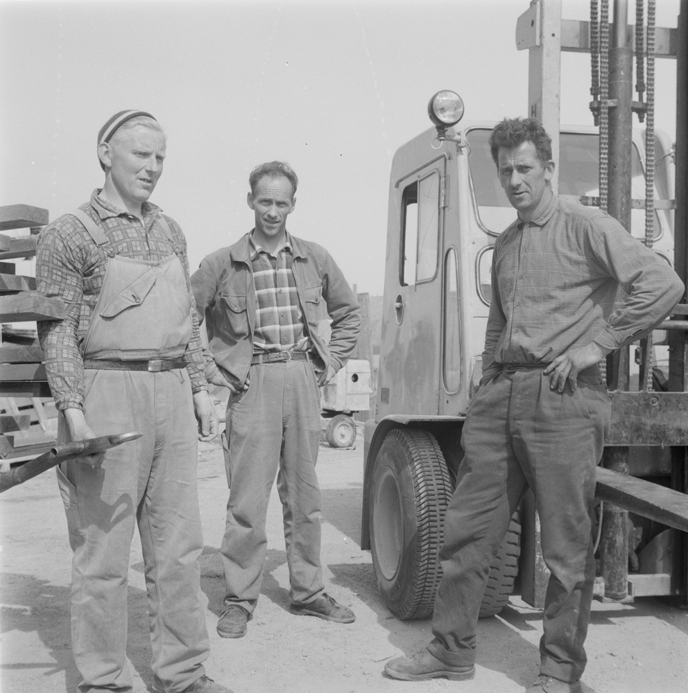 3 menn på Bindalsbruket. Truck, material.
Personene på bildet er fra venstre: Sigleiv Aune, Erling Bekkavik og Arvid Ganagstø, alle Terråk