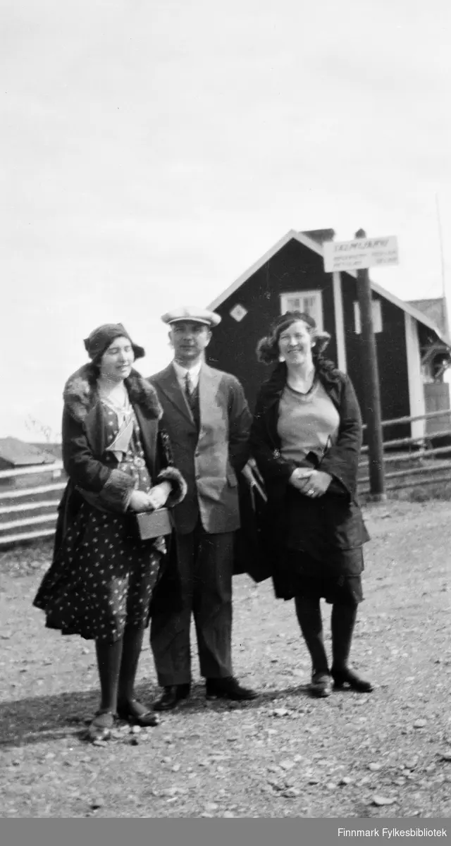 Lærerne Laura Lorentsen, Jørgen Skodje og Aslaug Alseen på tur i Salmijärvi i Finland på 1930-tallet.