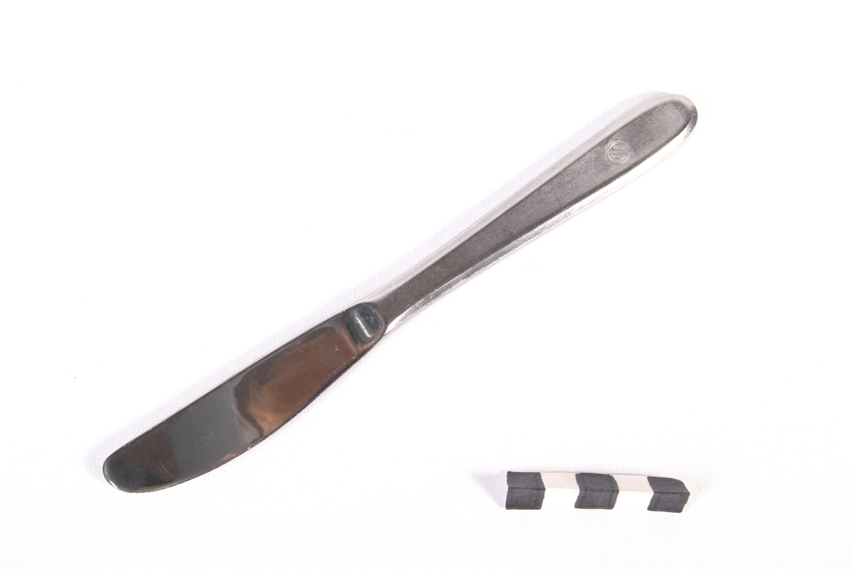 Norskprodusert kniv i rustfritt stål med logo.