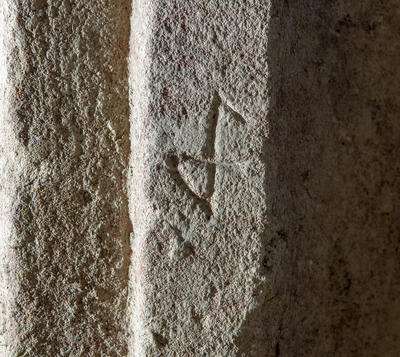 Steinhuggermerke fra middelalderen, formet som en opp-ned og bakvendt P.