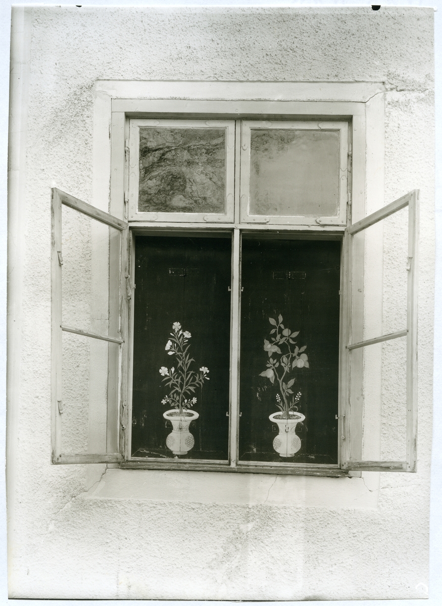 Arboga sn, Älholmen (Ellholmen). Herrgården.
Öppet fönster med bemålade brädor på insidan, blomstermotiv. 1973.