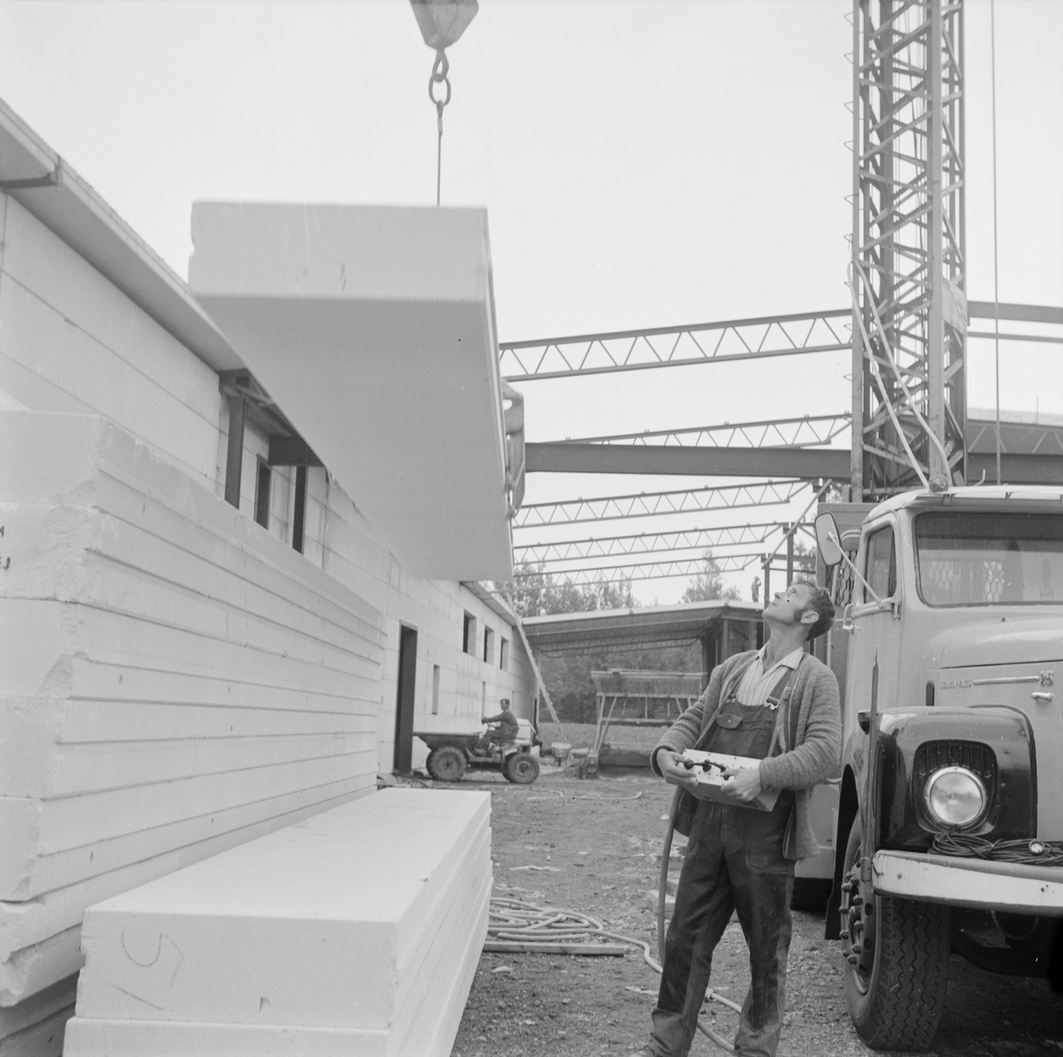 Byggande av skyddad verkstad, Tierp, Uppland, september 1971