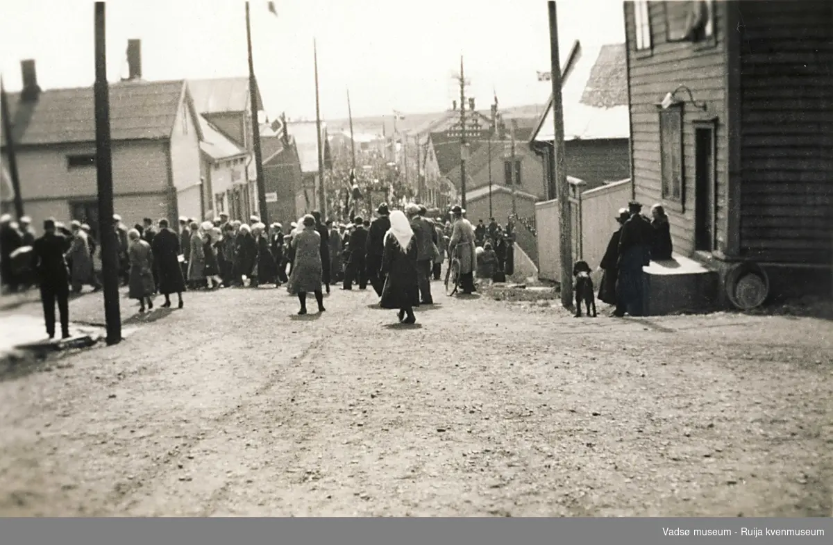 Folkeforsamling i bygate i Vadsø under byens 100 års jubileum i 1933.