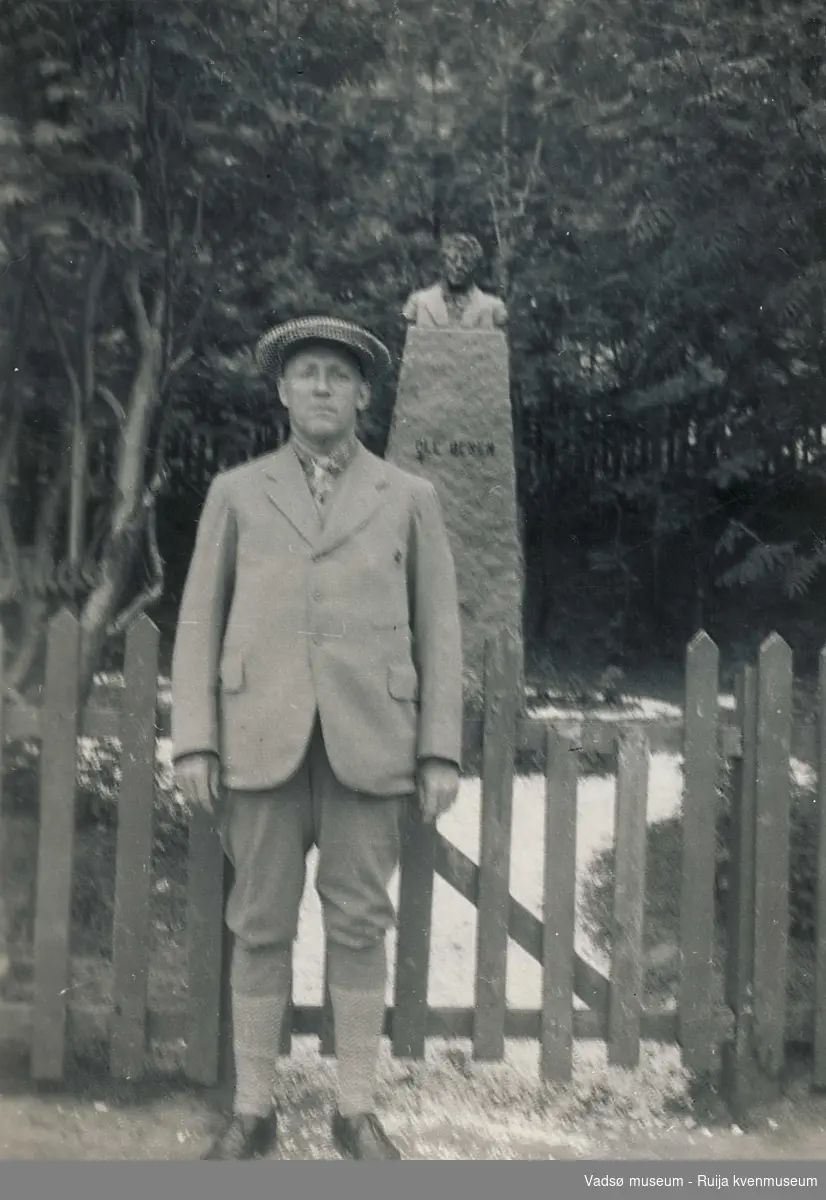 Antatt Carl Roshauw ved buste av Ole Olsen i Hammerfest i 1933.