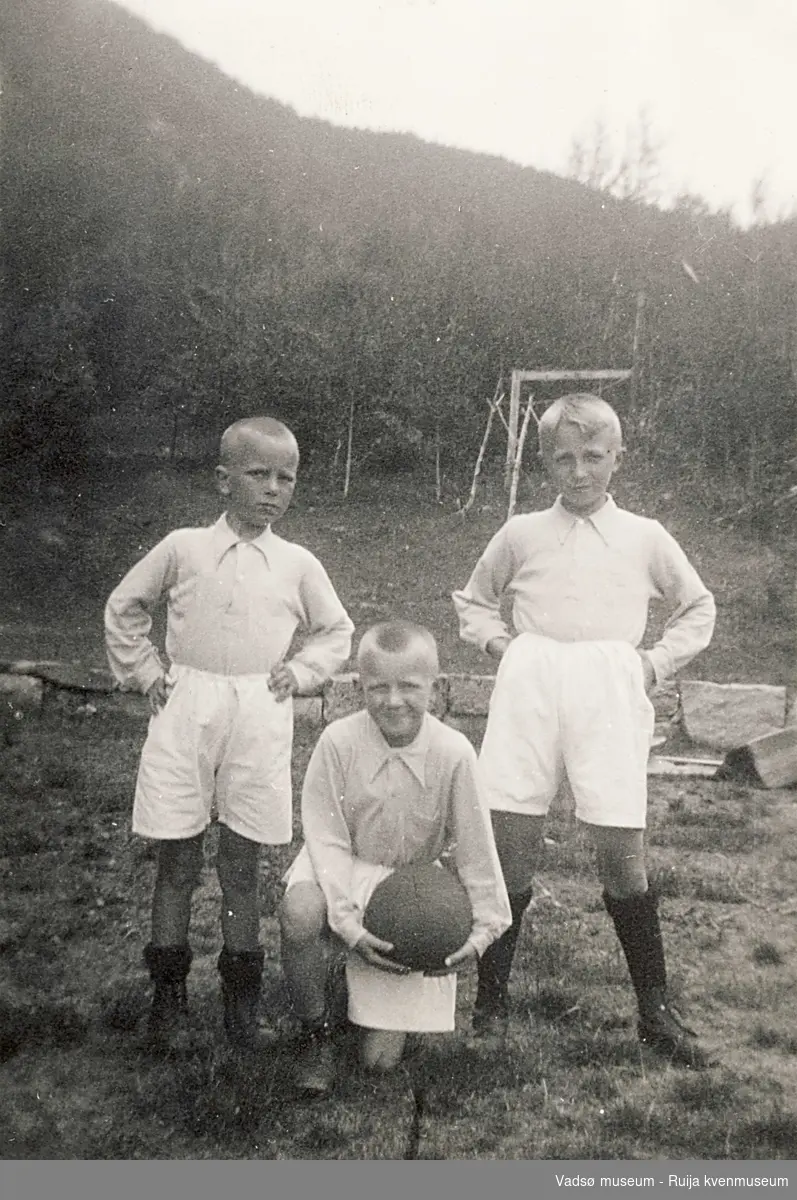 Tre gutter med fotball. Antatt Esbensenfamilie ca 1934.