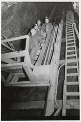 Arbeidere tar heis i Kjørholt gruver.