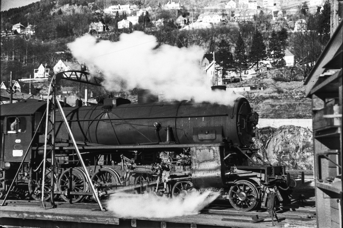 Damplokomotiv type 31b nr. 419 på svingskiven på Bergen stasjon.