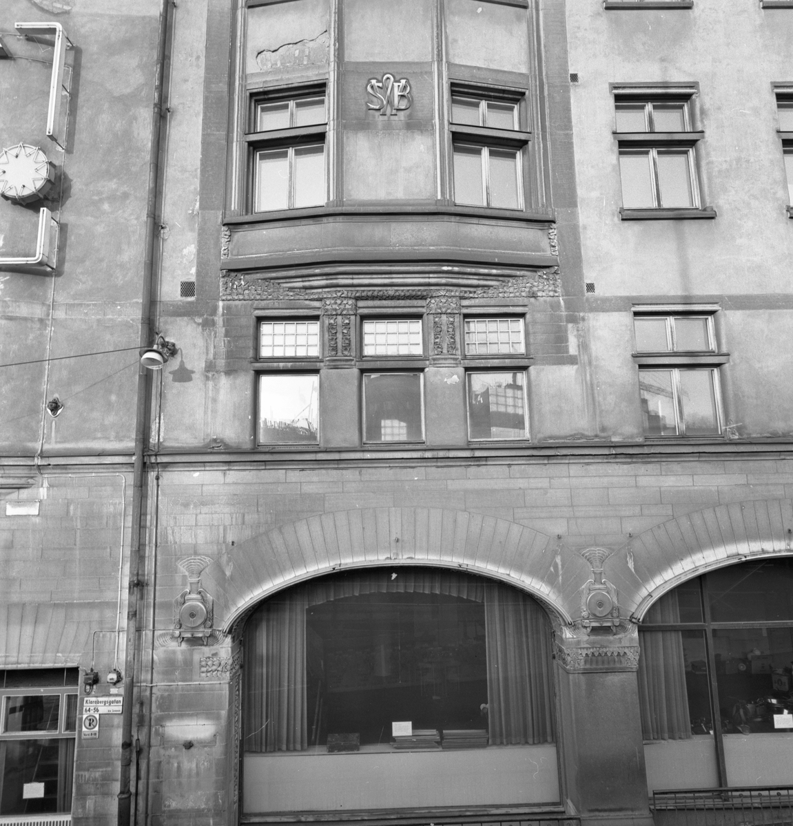SWB-huset, exteriör.
SWB-huset var en kontors- och bostadsbyggnad som tillhörde Stockholm–Västerås–Bergslagens Järnvägar och var beläget vid Vasagatan 24, Stockholm. Bilden tagen från Klarabergsgatan.