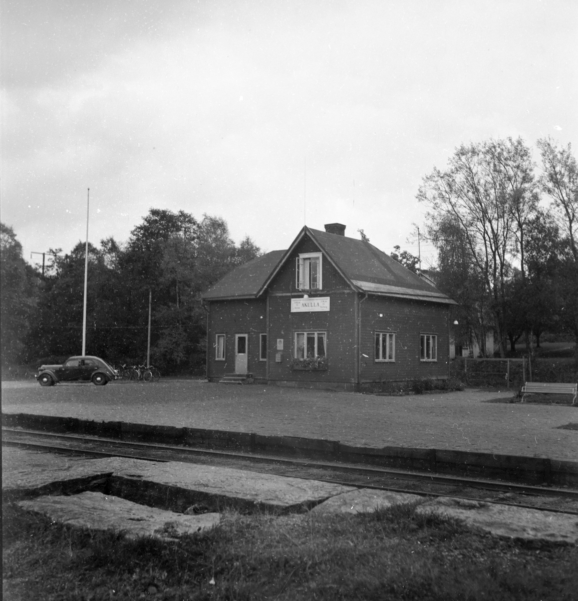 Håll- och lastplats anlagd 1911. Envånings stationshus i trä, byggt i ...