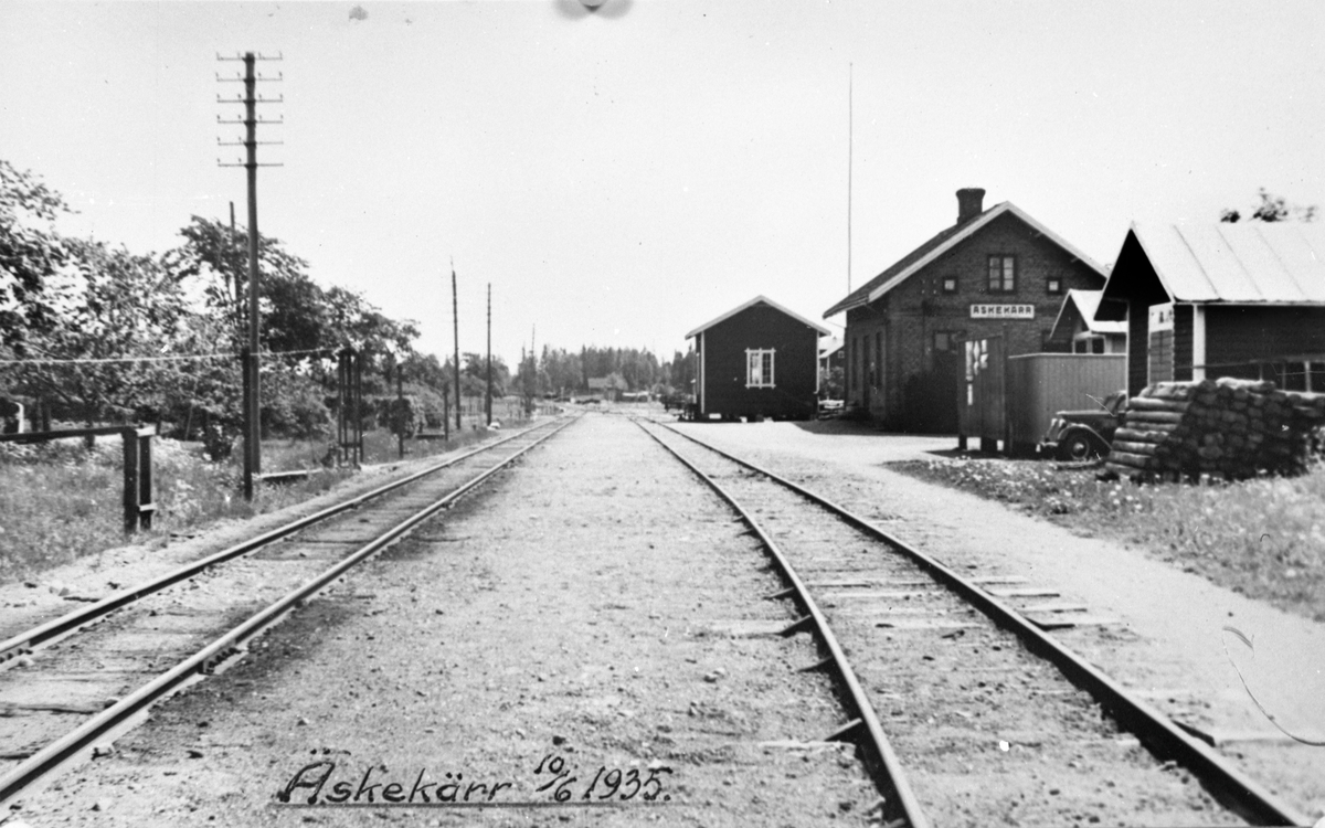 Trafikplats anlagd 1889. Stationshus i en våning i tegel. Vid slutet av 1930-talet moderniserades huset. Mekanisk växelförregling