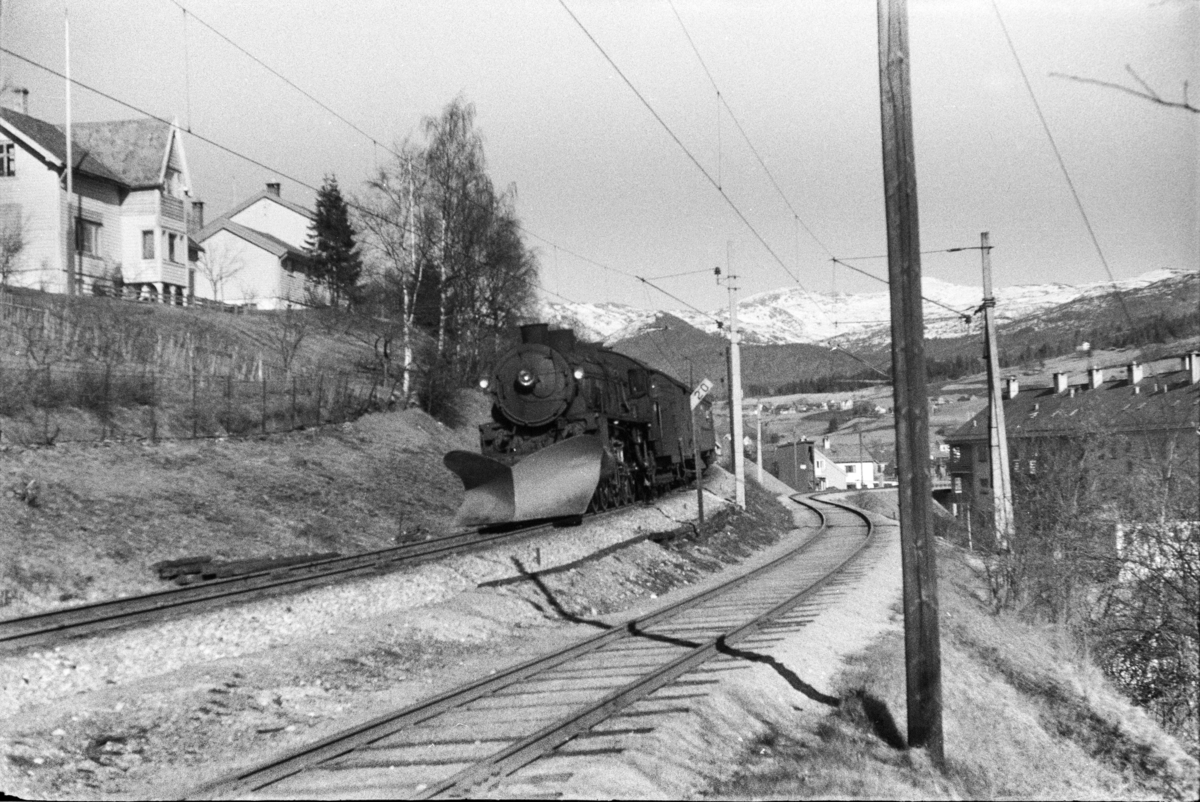 Damplokomotiv type 31b nr. 452 med tog til Bergen i anledning hjemreisen 2. påskedag.