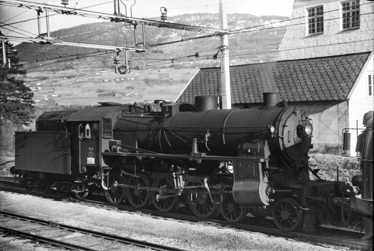 Damplokomotiv type 31b nr. 428 på Voss stasjon.