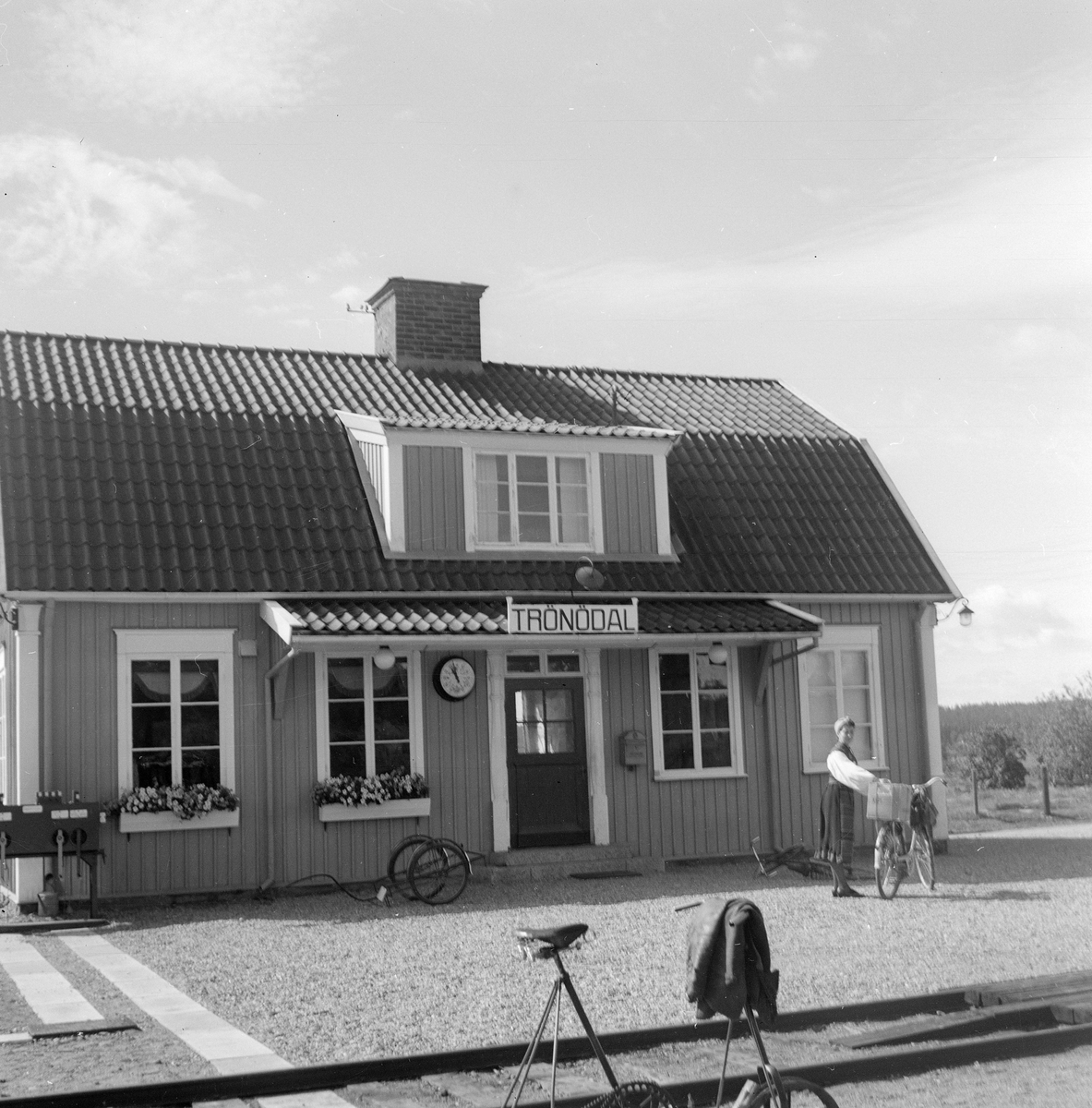 Trönödal station. Trafikplats anlagd 1926. I bildens framkant syns en cykeldressin.