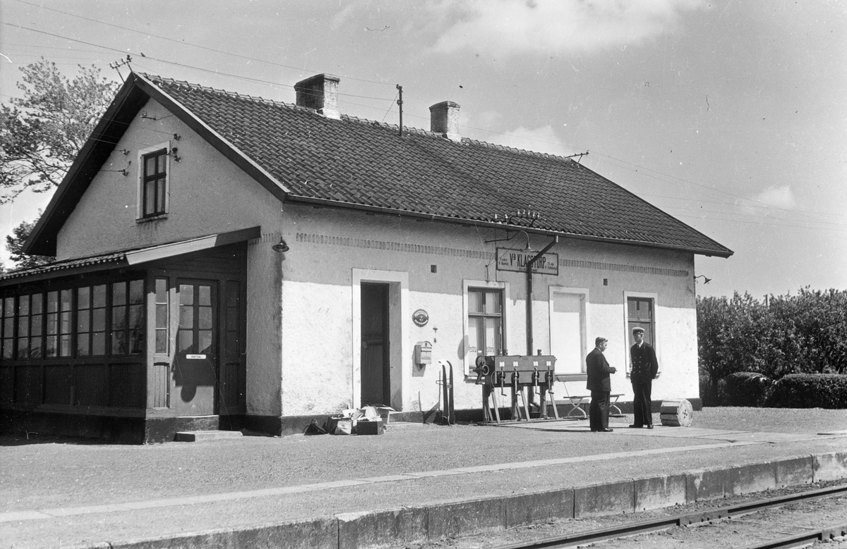Västra Klagstorp stationen byggdes 1907 av Malmö - Trelleborgs Järnväg, MTJ. Envånings putsat stationshus. Trafikplatsen övergick 1943 till SJ.