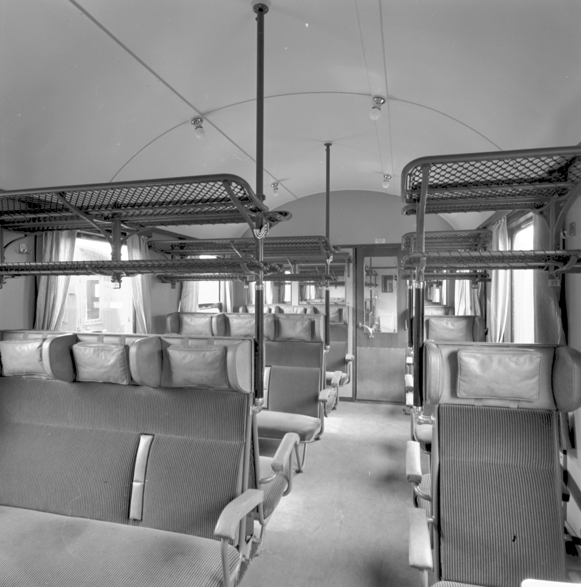 Inredning i Statens Järnvägar, SJ Bo8f 3-klass sittvagn ...