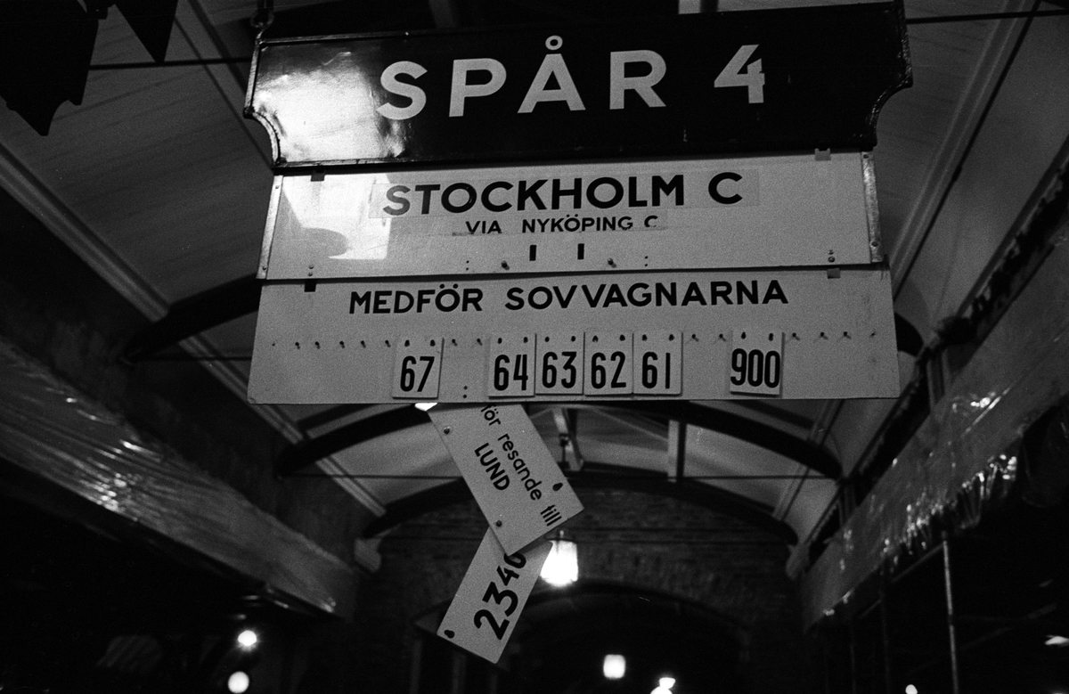 Destinationsskylt, SJ SPÅR 4 sovvagnståg mot Stockholm C via Nyköping C.