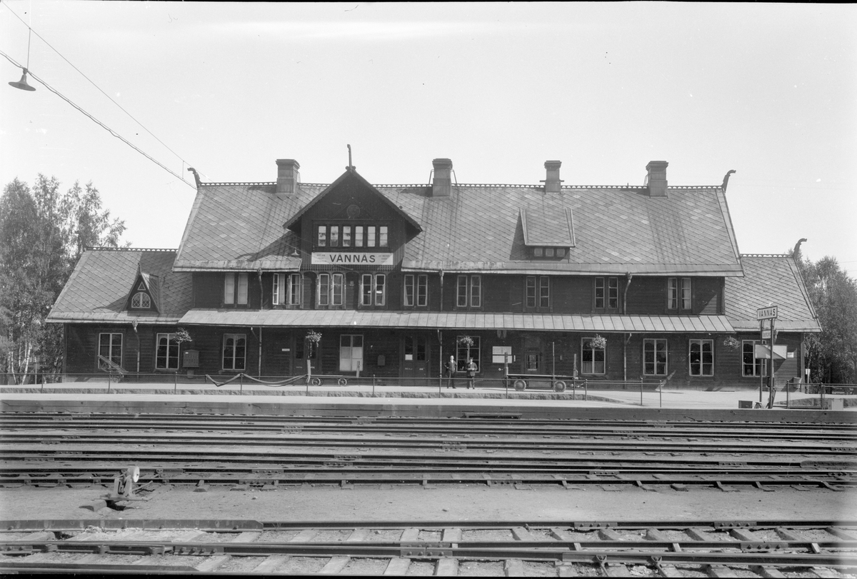 Stationen anlades 1889. Tvåvånings stationshus i trä. Arkitekt: Edelsvärd. Stationen ombyggd 1927. Järnvägen elektrifierades 1941.