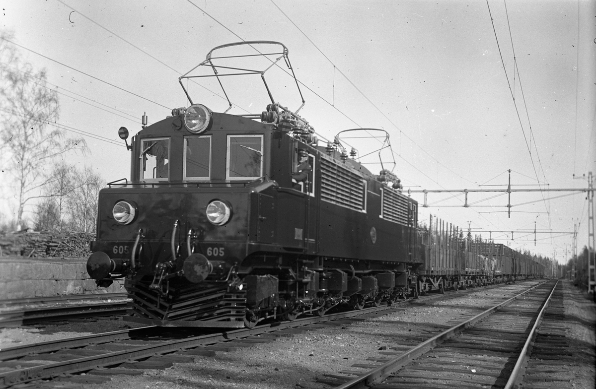 Statens Järnväg, SJ M 605 med tåg 9412, slopad 1977, skrotad 1978, Lokförare,  Abrahamsson.