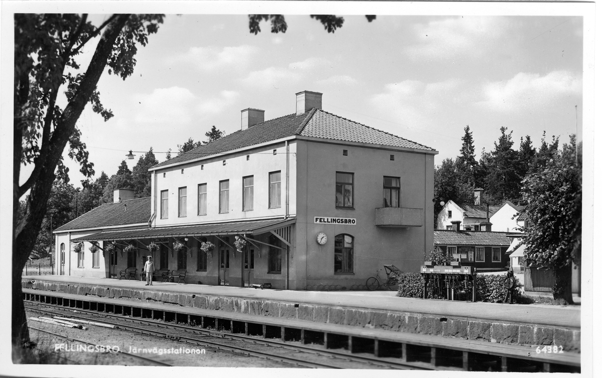 Järnvägsstation i Fellingsbro.
Stationshuset byggdes 1857, en grundlig renovering genomfördes 1940.
Vid järnvägsspåret mellan Frövi/Vanneboda och Köping.
Eldrift på denna bandel kom 1947.