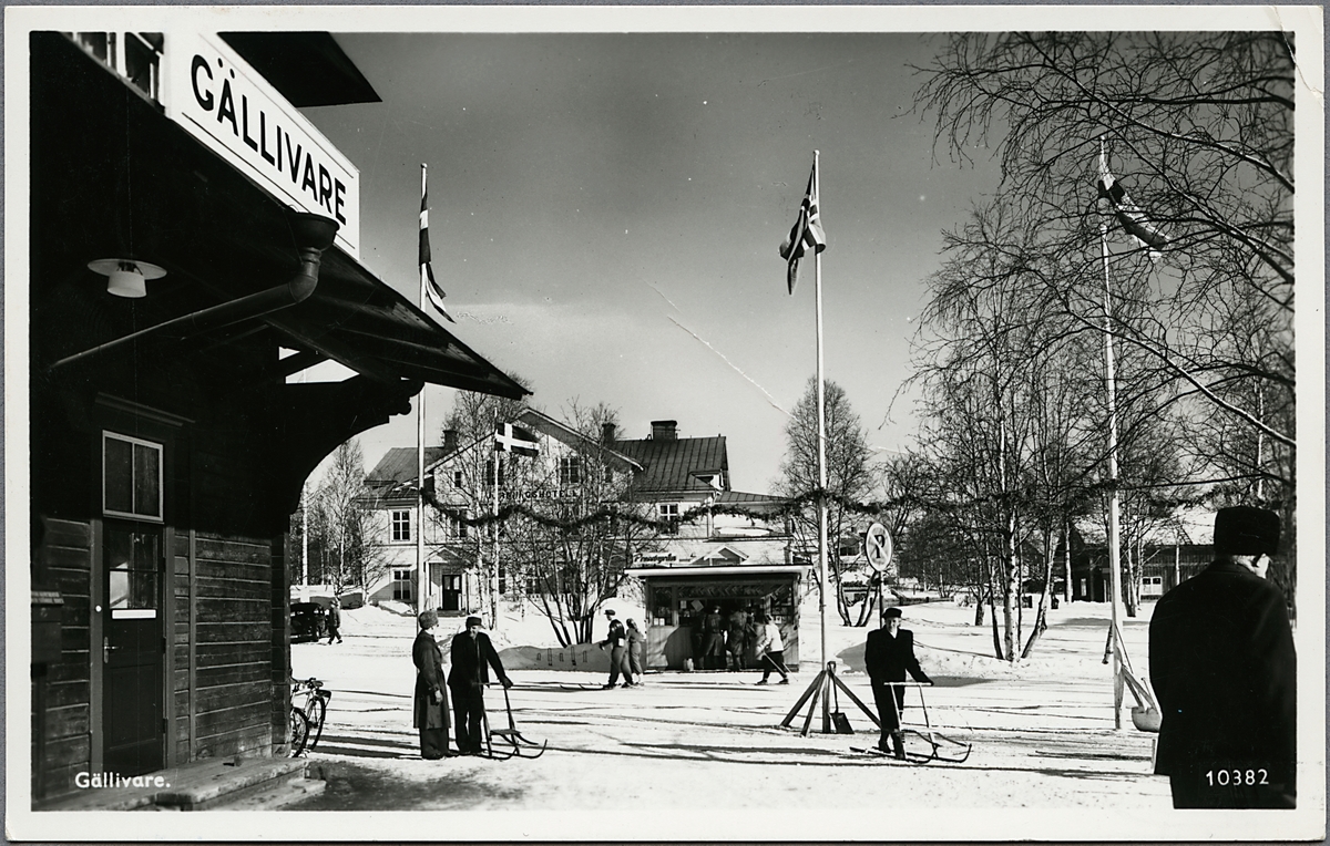 Järnvägshotellet i Gällivare sett från stationen med pressbyåns kiosk mitt i bilden.