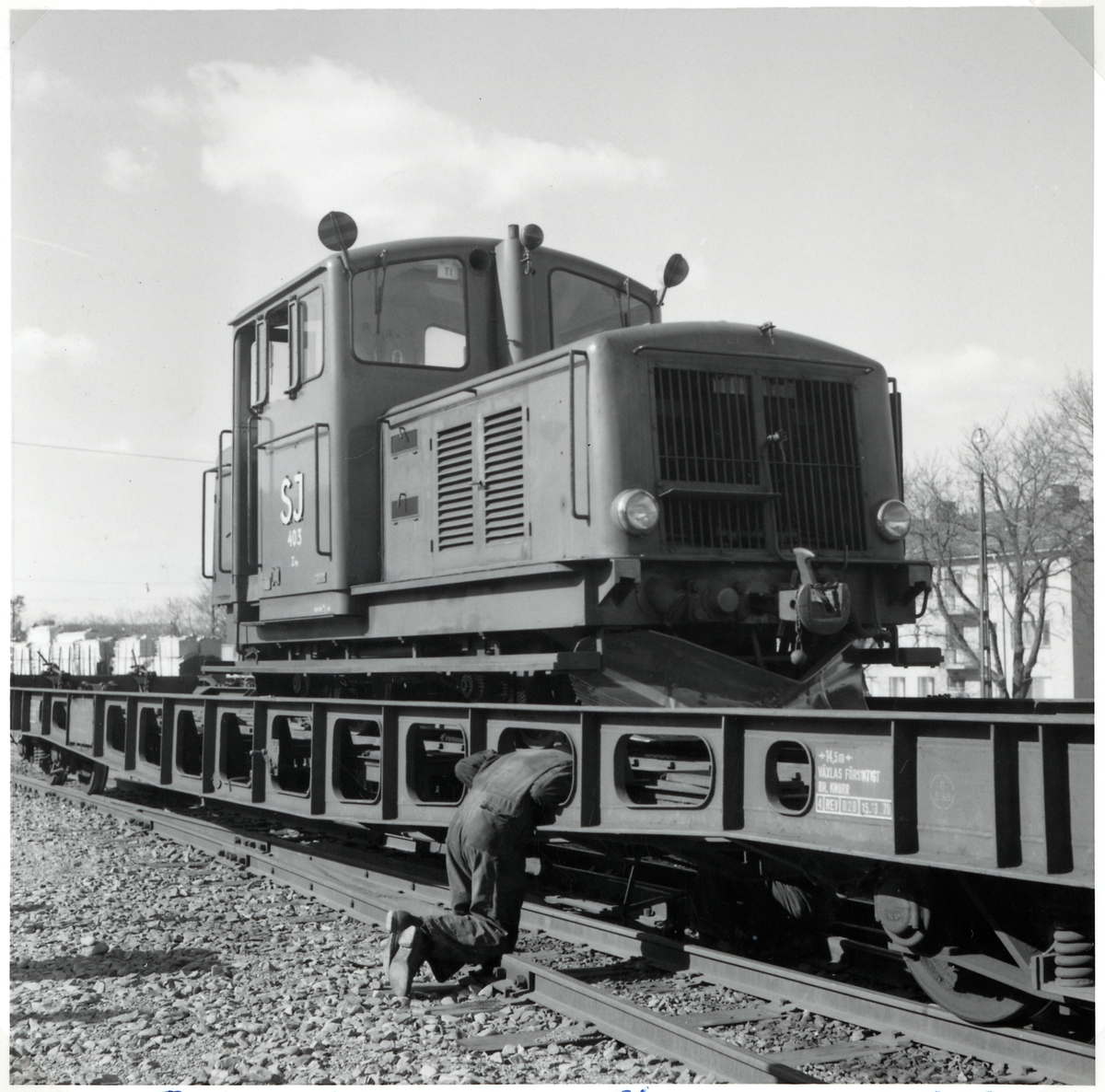 Statens Järnvägar, SJ Z4p 403. Lastning av lokomotor på normalspårig överföringsvagn för transport från Västervik till Finspång.