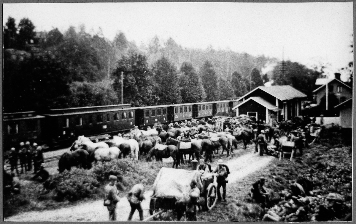 Inlånade personvagnar från Trafikförvaltningen Östergötlands Järnvägar, TÖJ, vid fältmanöver i Verkebäck 1937.