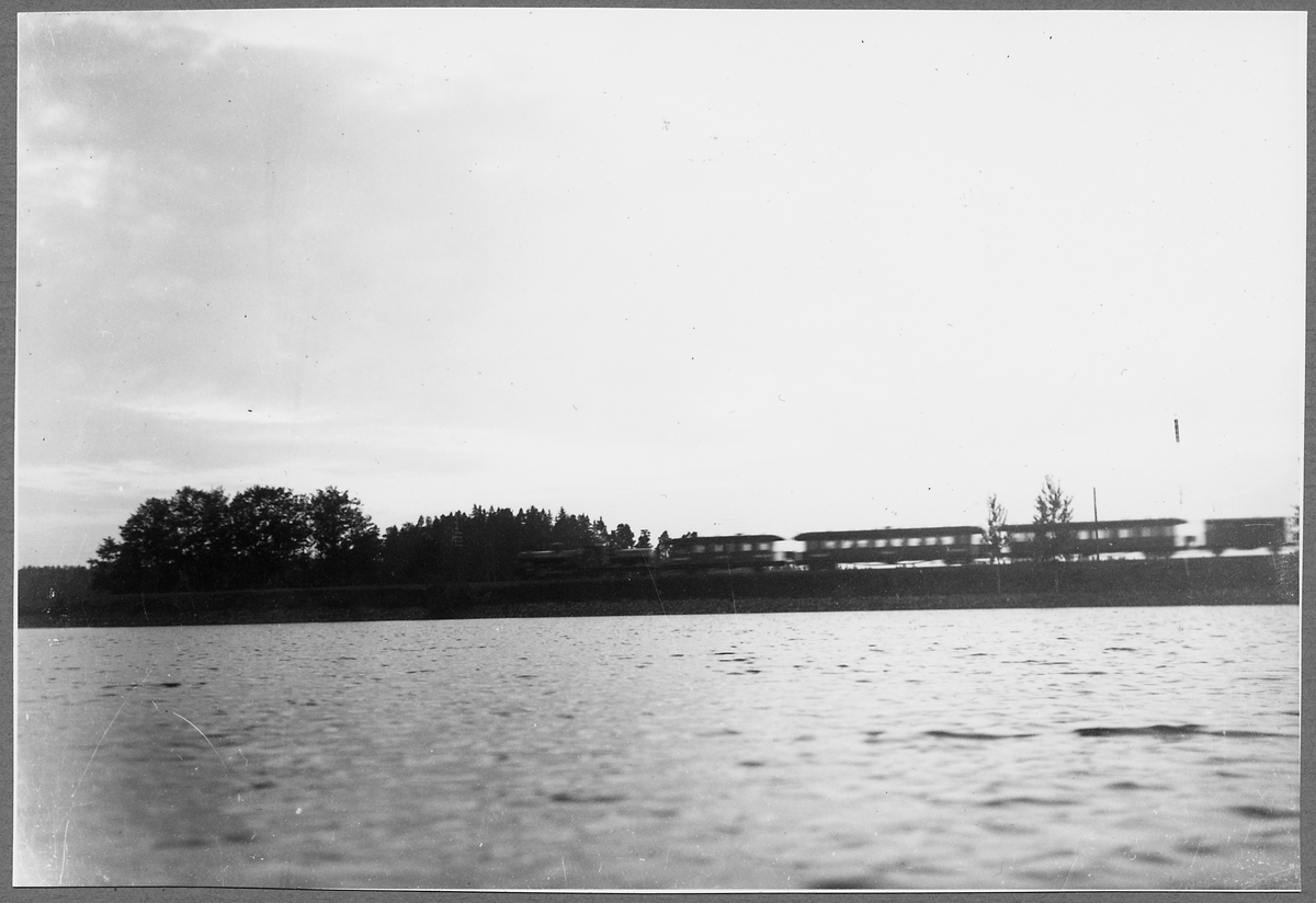 Persontåg nr 11 passerar banken över Långsjön söder om Ankarsrum.