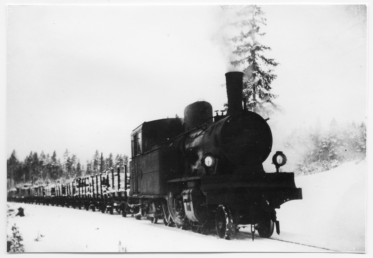 Godståg med ånglok på linjen mellan Rumskulla och Mossnäs. Norsholm – Västervik – Hultsfred Järnvägar, NVHJ lok 15.