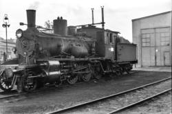 Damplokomotiv type 18c nr. 158 foran lokstallen på Hamar sta