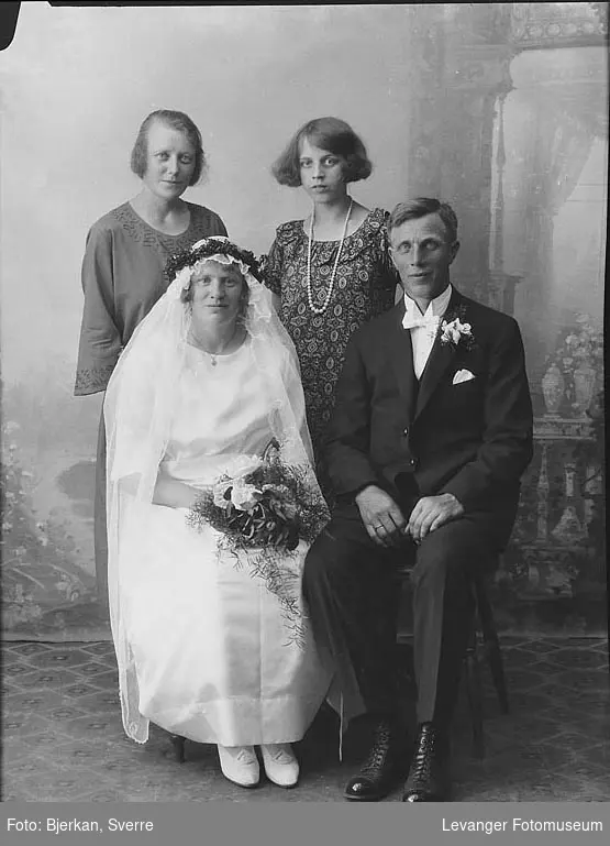 Portrett av et brudepar med to voksne kvinner. Mannen heter Sivert Bleke