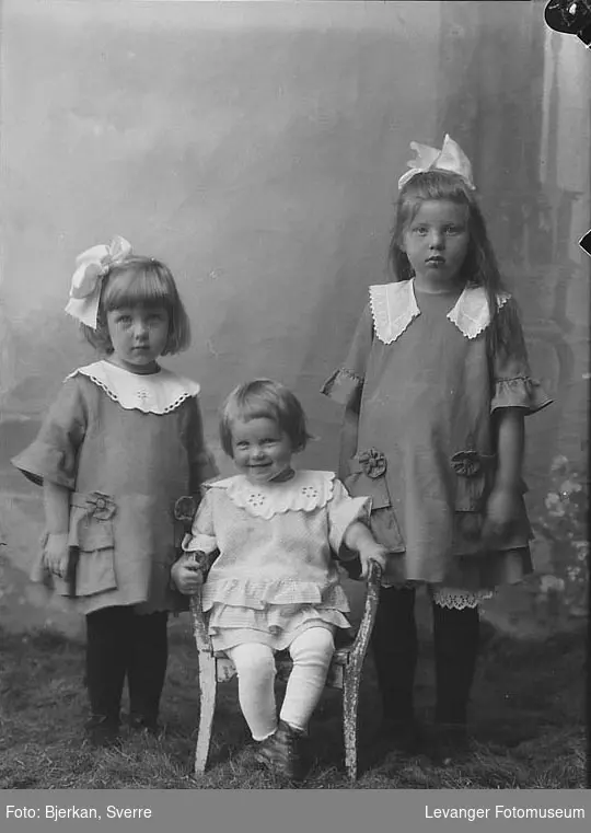 Bilde av Ragnhild Moksnes og to søstre