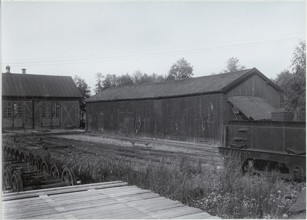 Från verkstaden vid Gävle norra år 1902. Längst till vänster    godsvagnsverkstaden. I bakgrunden förrådsbyggnad med märken från den stora branden år 1869. Gävle - Dala Järnväg, GDJ.