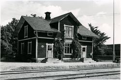 Station anlagd 1887. En och enhalvvånings stationshus i trä.