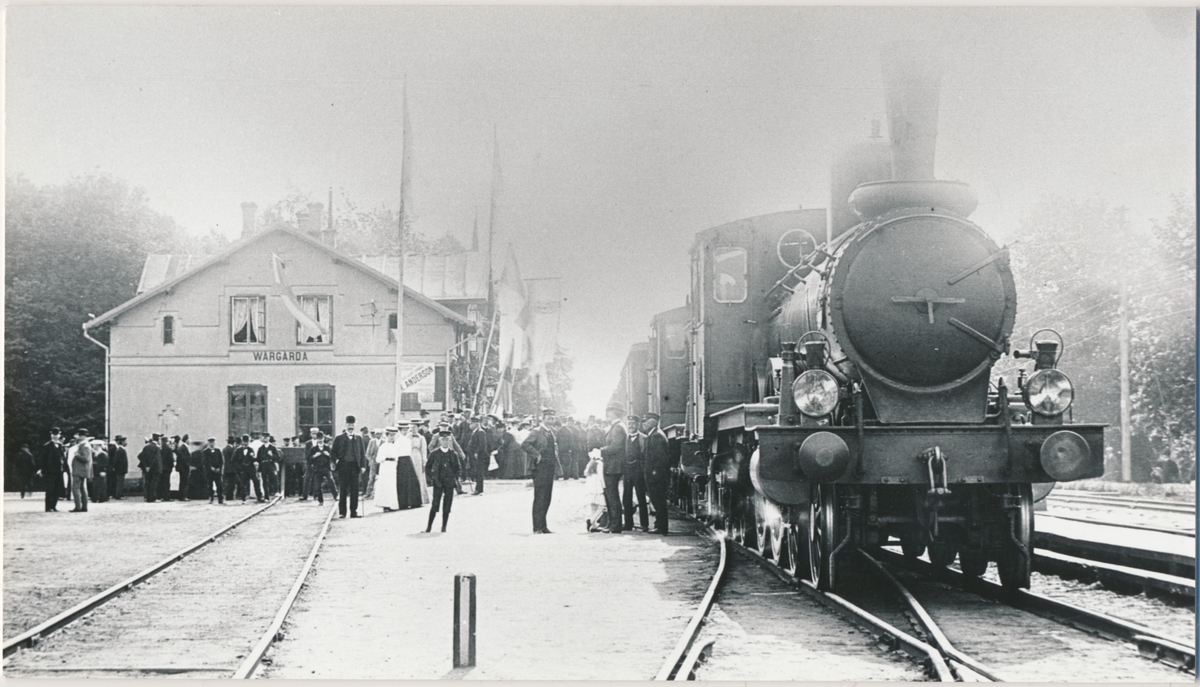 Vårgårda station. Statens Järnvägar, SJ. Banan öppnades 1857, elektrifiering 1926 och fick dubbelspår 1954. Oscar 11:e på besök.