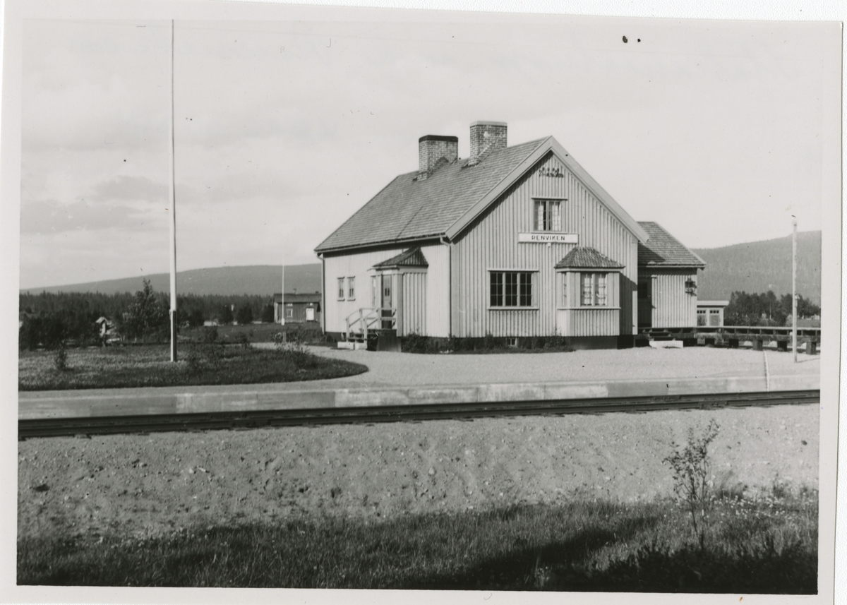 Hållplats anlagd 1933. Envånings stationshus i trä, sammanbyggt i vinkel med godsmagasinet