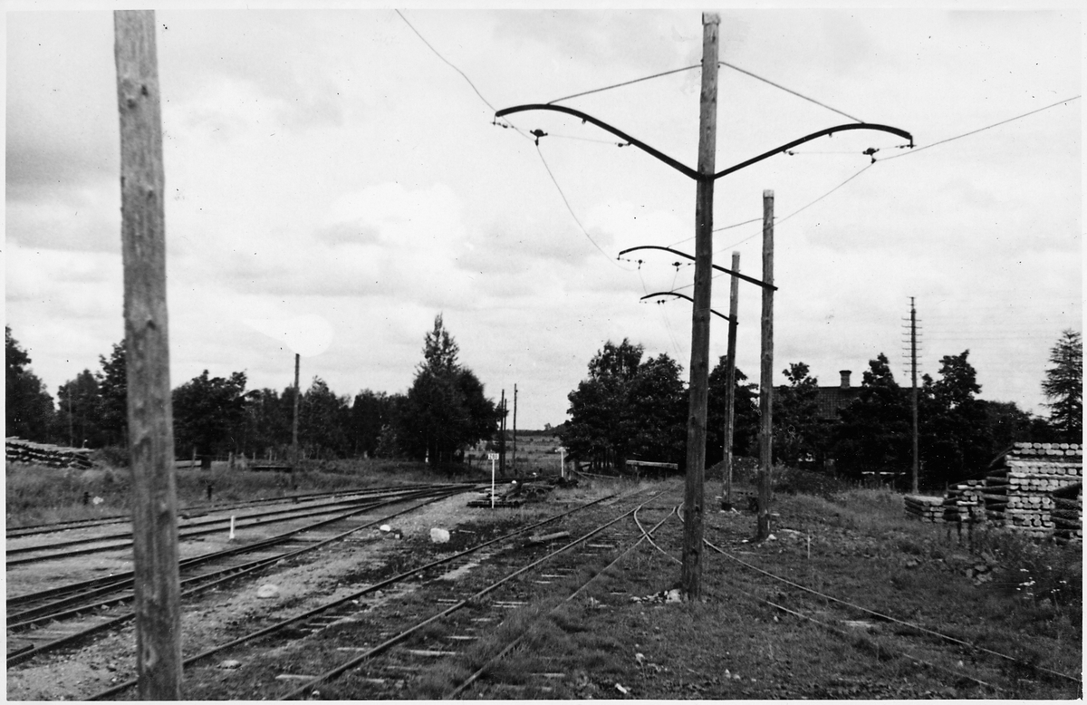 Till höger syns den elektrifierade smalspårsbanan Stockås-Mullhyttemo mellan Stockås torvströfabrik och Mullhyttemo station. Till vänster ser vi bangården vid Mullhyttemo station. Bilden tagen i samband med den stundande elektrifieringen av sträckan mellan Örebro-Svartå.