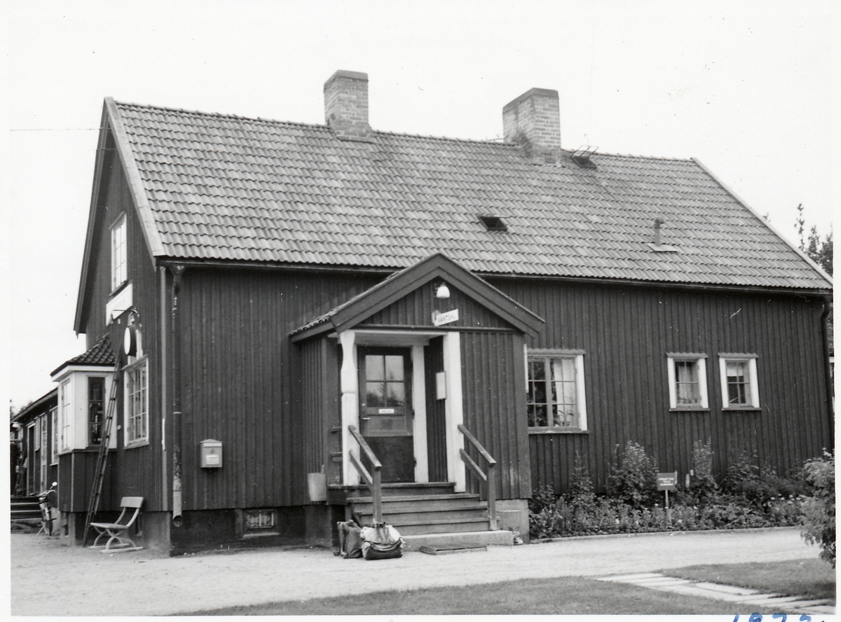 Jokkmokks stationshus, med väntsal och godsmagasin.