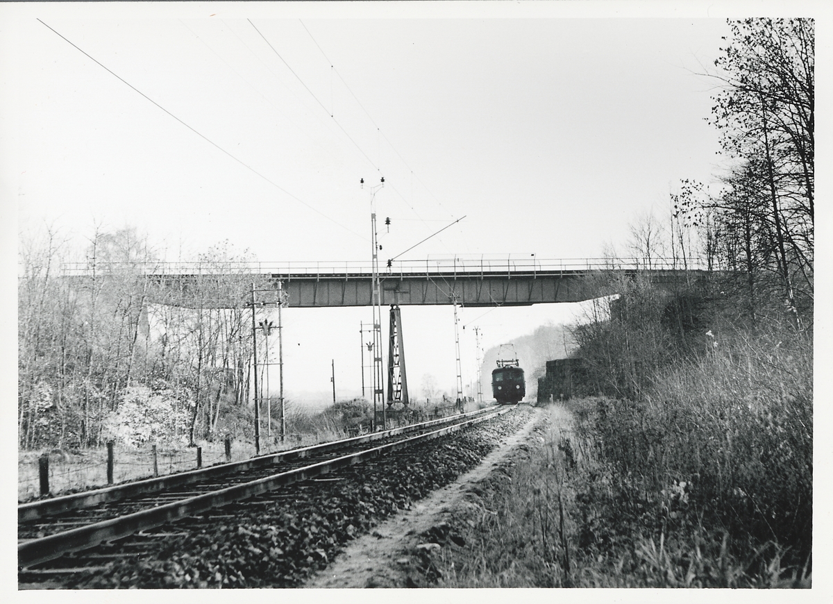 Järnvägsbro i Ottarp, på linjen mellan Billesholm och Landskrona. Bilden tagen i samband med nedläggningen av bandelen. Under bron går linjen Helsingborg - Teckomatorp.