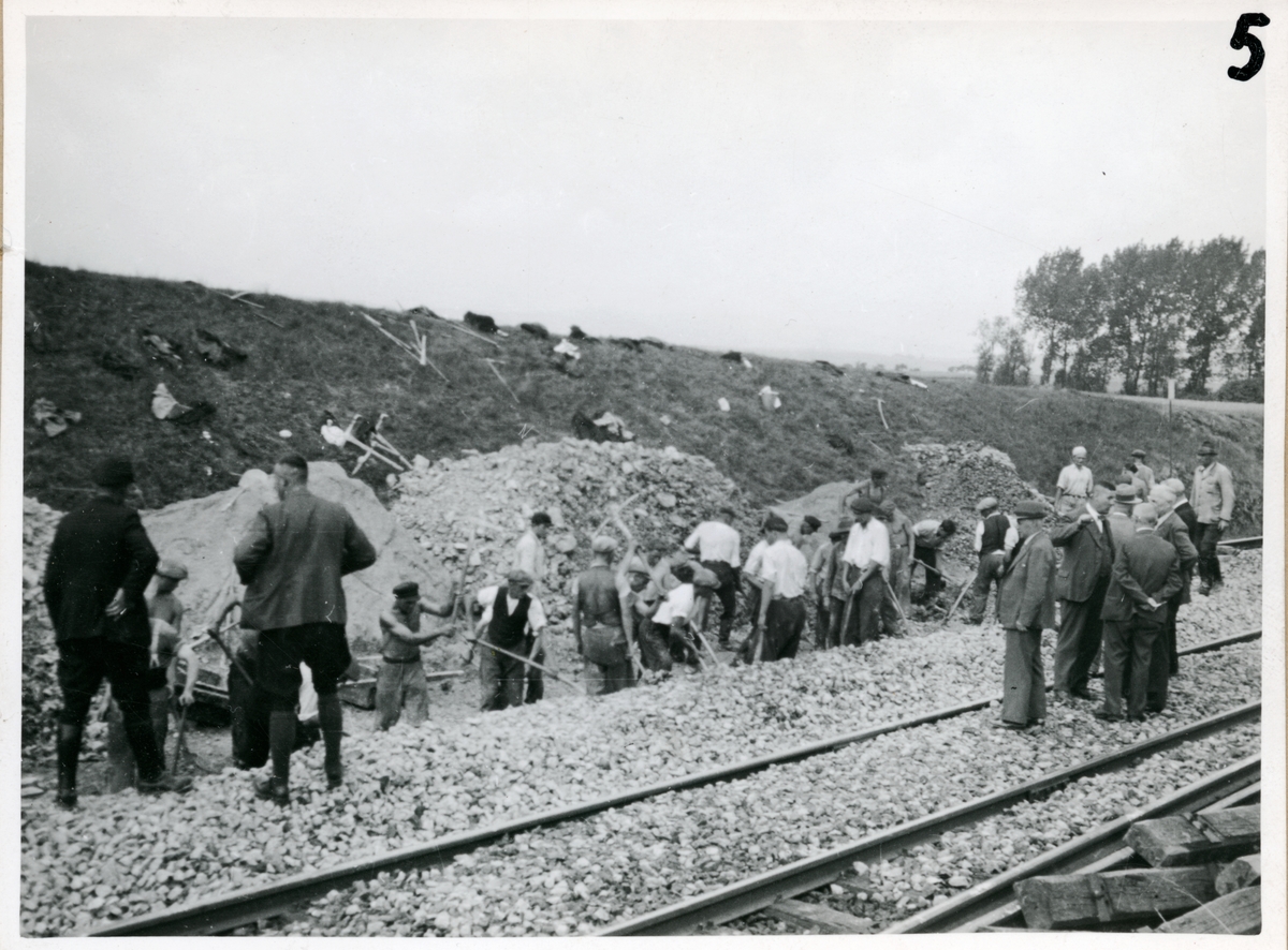 Banvallsarbete.
Bilder tagna under Kungliga Järnvägsstyrelsens byrådirektör Thorsten Prambergs studieresa i Tyskland 1939.