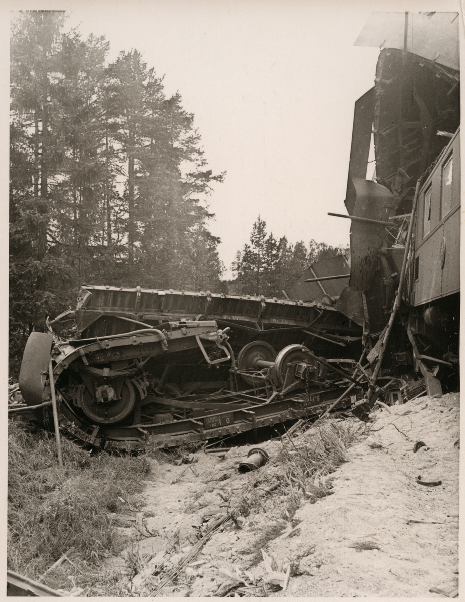 Statens Järnvägar, SJ D 595 med krockskadad godsvagn  efter olycka i Mellansjö augusti 1945.