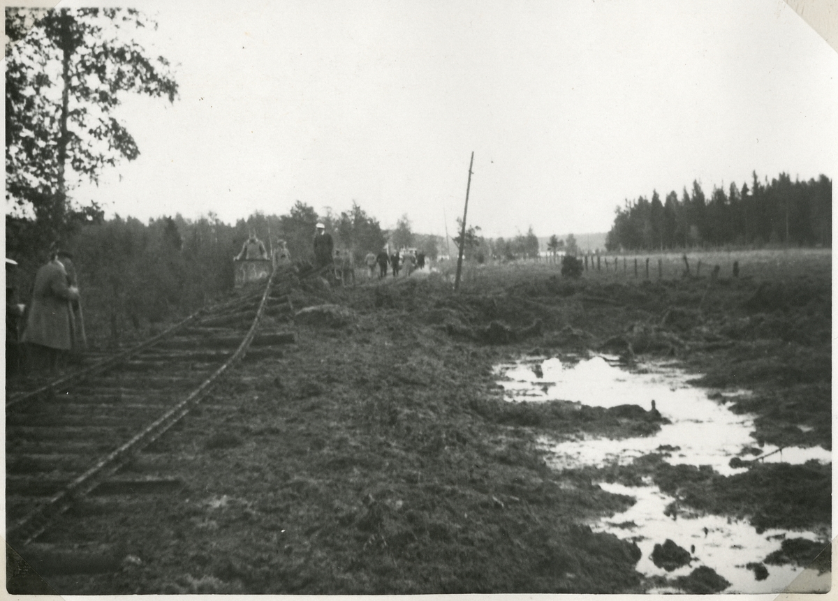 Bombningen vid Svartälvs Järnväg. Efter 205 kg:s bomb vid banan.