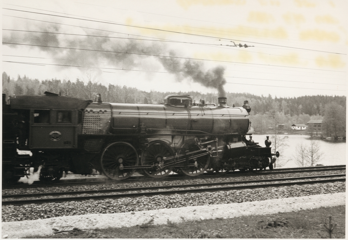 Statens Järnvägar, SJ F 1200.

Ånglok på linje med sjön Bolen i bakgrunden.