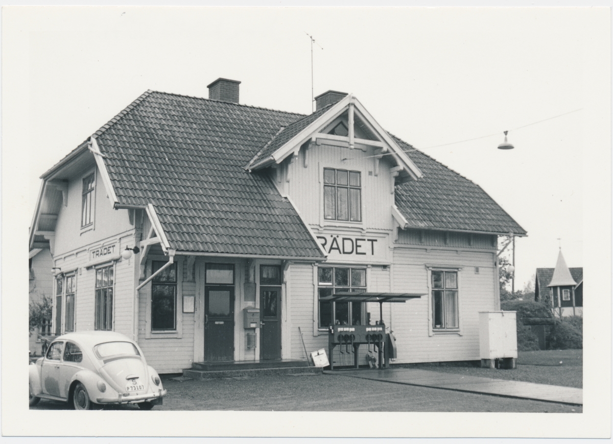 Trafikplats anlagd 1906. En- och enhalvvånings stationshus i trä. Öppnad 1906-12-21. Namnet, som ska uttalas med långt ä, kommer från ett gästgiverihemman som låg här.