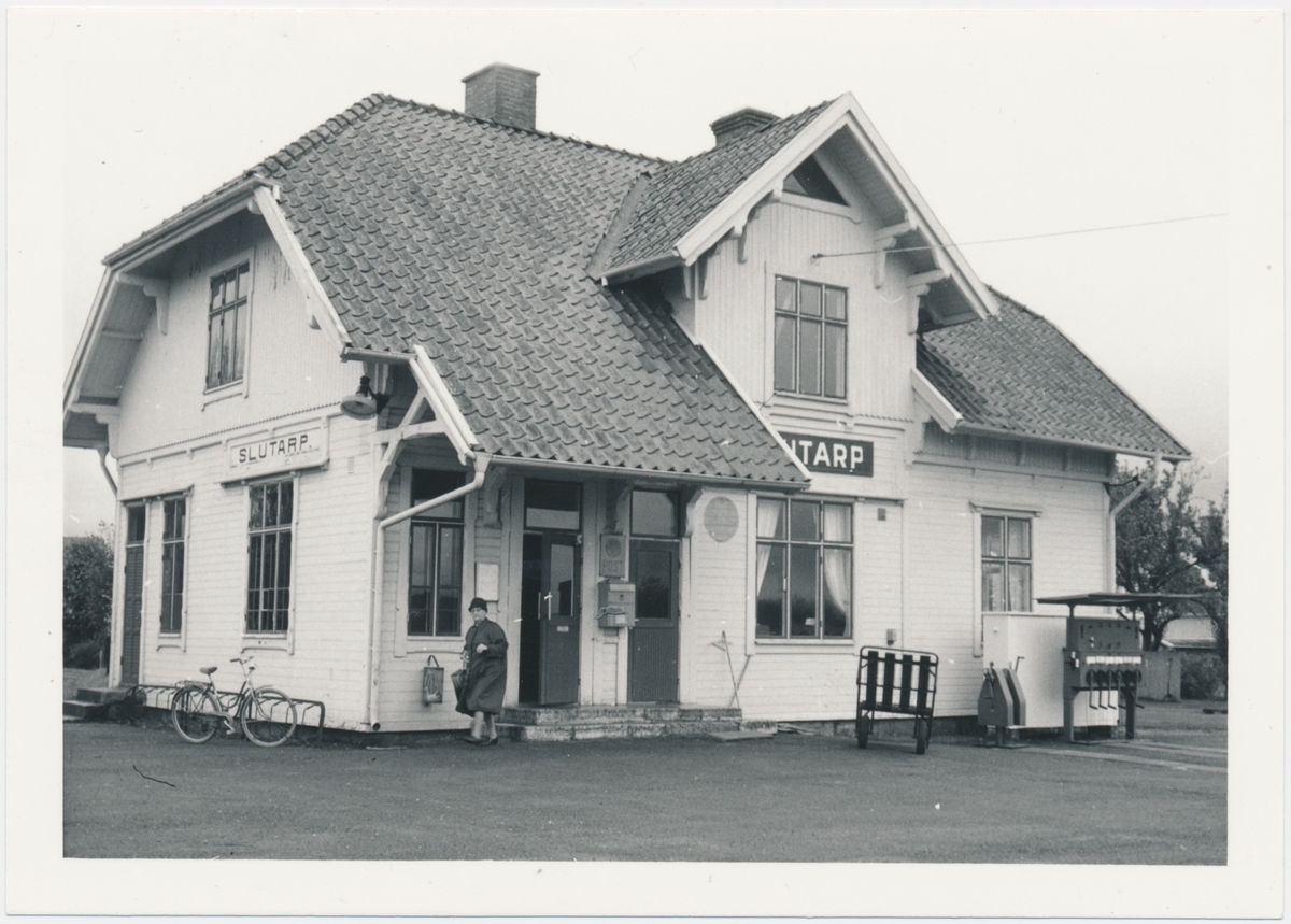 Trafikplats anlagd 1906. En- och enhalvvånings stationshus i trä.